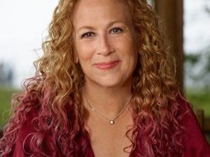 Author Jodi Picoult, who has challenged Iowa’s book ban, is coming to Des Moines