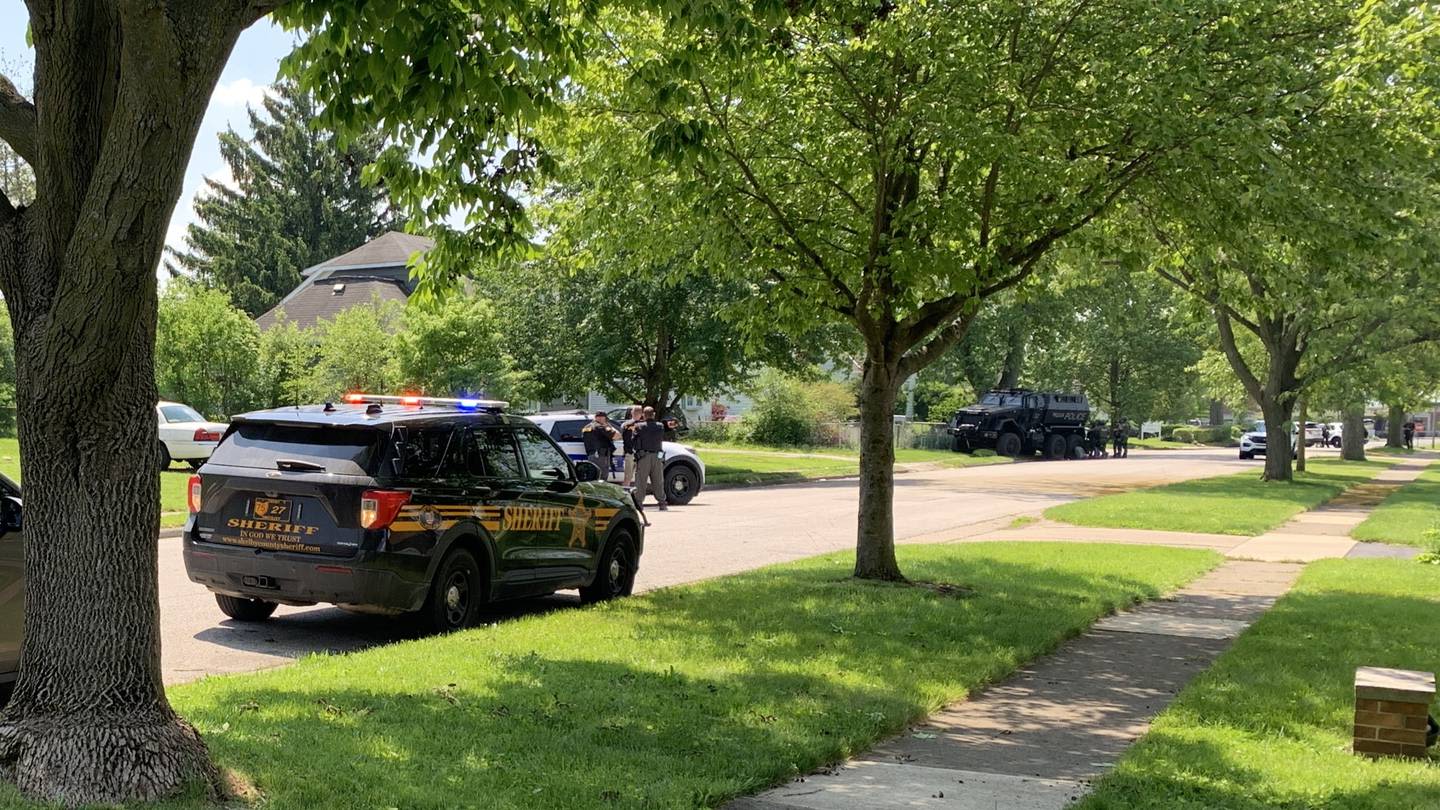 SWAT standoff ongoing in Sidney neighborhood; Suspect reportedly involved in overnight stabbing