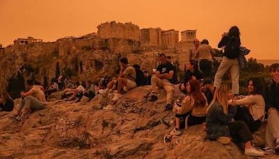 El cielo de Atenas se tiñe de naranja