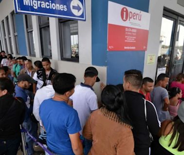 Venezolanos pueden salir del país con su carné de extranjería o PTP, según Migraciones