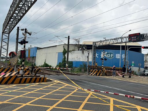 斗六婦人疑騎腳踏車闖平交道遭火車撞上 當場無生命跡象腳踏車解體