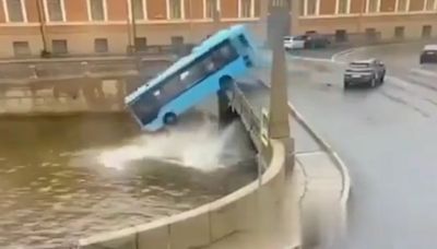 El momento en que cae un autobús al río desde un puente: al menos siete muertos en San Petersburgo