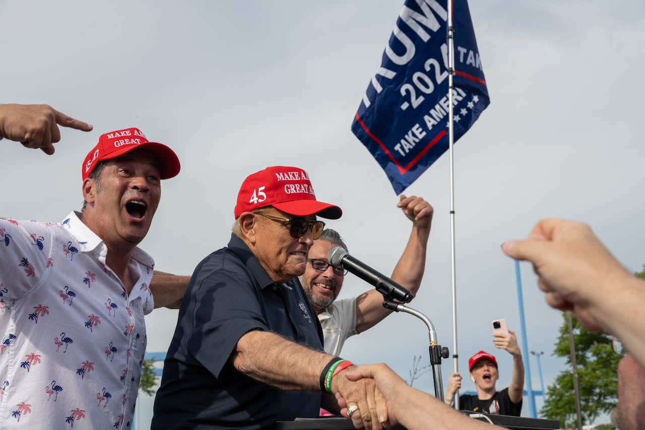 Pro-Trump rally on Staten Island draws hundreds of supporters after NYC conviction: ‘Chin up’