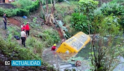 Bus que transportaba pacientes de diálisis cayó en una laguna, en Santo Domingo