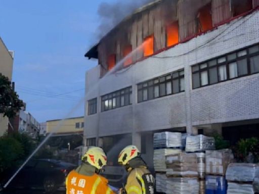 桃園工廠火警驚魂！3樓鐵皮宿舍陷火海 32移工睡夢中逃生1男受傷