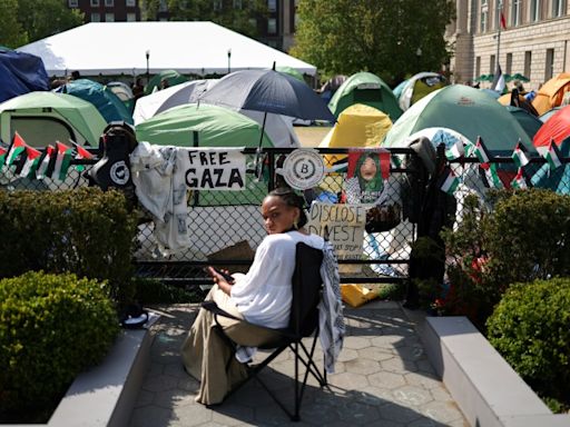 Manifestantes en Universidad de Columbia desafían ultimátum para desmantelar campamento