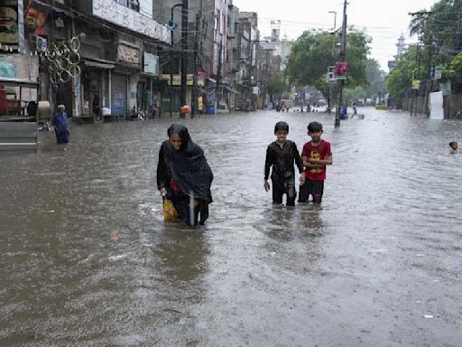 Pakistan: Rainfall breaks 44-year record in Lahore, floods streets and hospitals