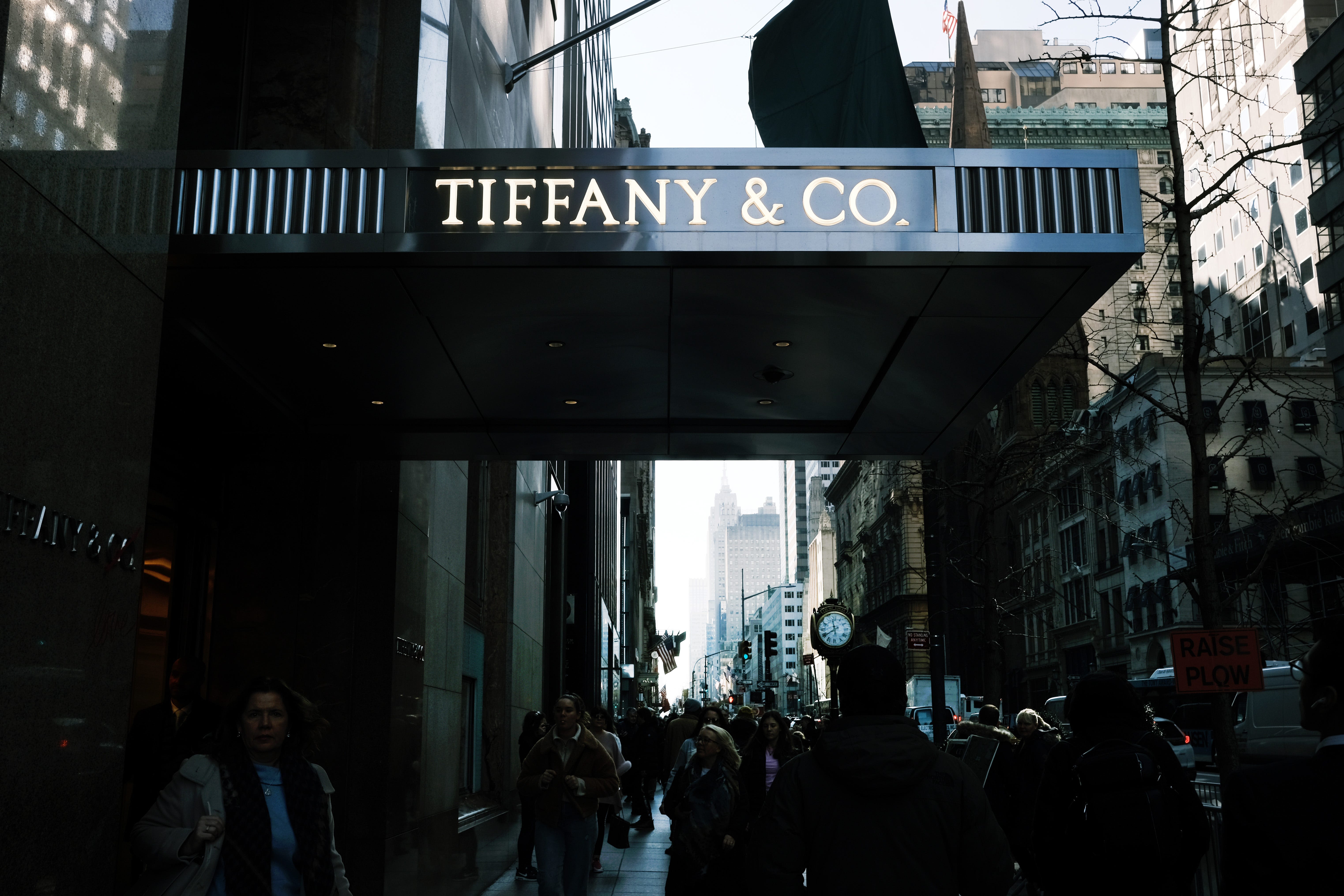Serial jewel thief replaces $225,500 Tiffany diamond with cubic zirconia, NYPD says