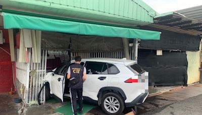 影/驚見隨機砍人！屏東男上班左胸遭砍傷 恐怖女搶車自撞狼狽遭逮 | 中天新聞網