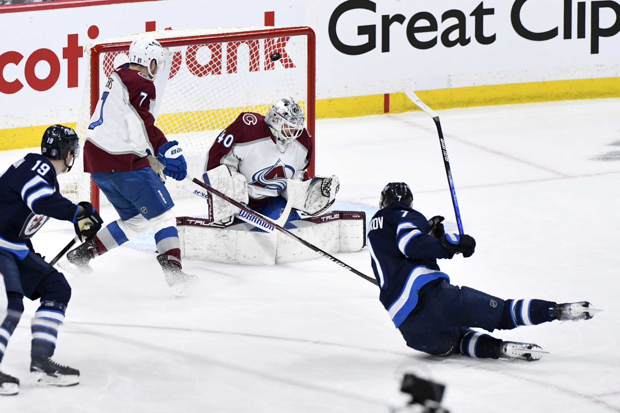 Jets forward Vladislav Namestnikov suffers a fractured cheekbone after a puck hit him in the face