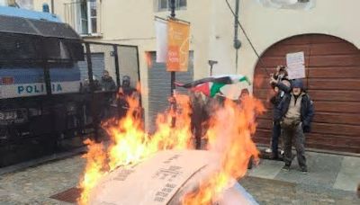 Torino: corteo contro il G7 per il clima, bruciate le foto dei capi di governo