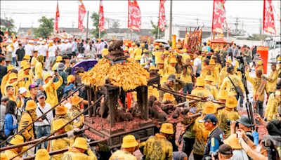 布袋迎客王 廟宇神轎衝水路