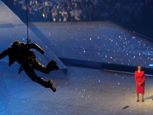 Tom Cruise protagoniza un cierre espectacular en París al recibir la bandera olímpica para Los Ángeles 2028