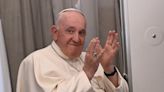 El papa Francisco recibió un regalo especial de parte de Lisandro Martínez