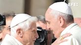 Francisco expresa su "gratitud" a Benedicto XVI tras su fallecimiento
