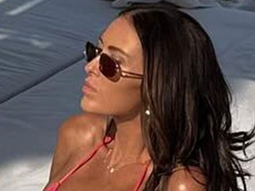 Stunning golf Wag Paulina Gretzky puts on busty display in bikini