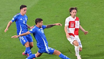 La campeona Italia empata en el último suspiro ante Croacia y consigue pase a octavos de final