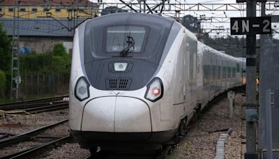 Un viaje en tren de 40 años para ahorrar 4 horas: la historia de cómo pasamos del 'tren burra' al tren de los 300 km/h en Asturias