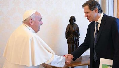 Haddad presenteia papa Francisco com cuia de chimarrão