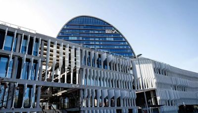 BBVA vende 300 oficinas por 100 millones de euros en medio de OPA a Sabadell