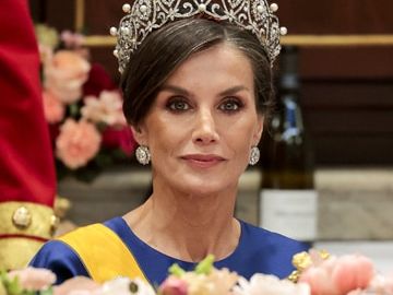 Analizamos los seis looks de la reina Letizia en su viaje a Países Bajos: estrenos y joyas históricas