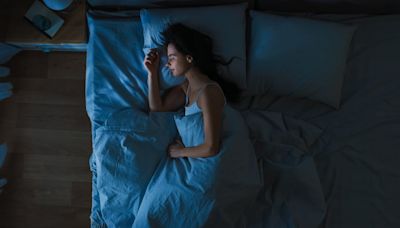 Por qué es importante dormir a oscuras y qué daño le hace al cerebro tener luces encendidas