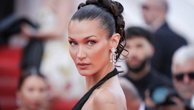 Bella Hadid sublimissime dans une robe dos nu qui dévoile sa chute de reins