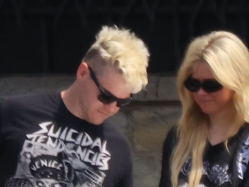 Avril Lavigne debuts romance as she passionately kisses mystery man