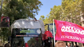 Abordan un autobús turístico en protesta por un desalojo en Barcelona: "Quieren ponerlo al servicio del turismo"