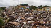 La ciudad de Porto Alegre cumple un mes inundada mientras retira miles de toneladas de basura de las calles