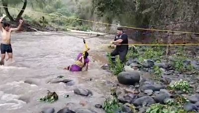 Rescatan a pareja que queda atrapada en creciente de río en Hidalgo