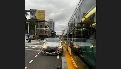 高雄賓士車撞輕軌無人傷！疑車違規左轉釀禍 高捷將求償