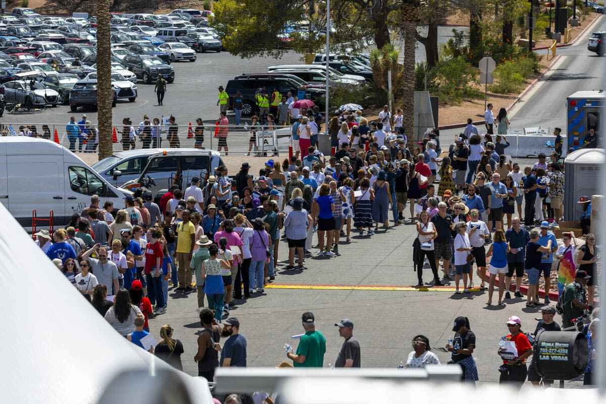 Crowd grows for Harris-Walz rally; VP lands in Vegas