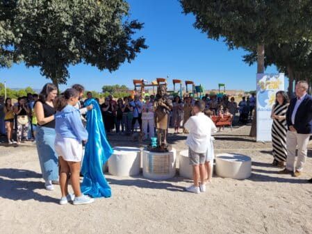 El recuerdo de Eva ya está en el parque de 'La eterna sonrisa' de Daimiel