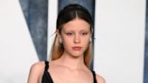 Mia Goth niega haber pateado deliberadamente a un extra