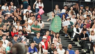 民眾持「台灣加油」海報觀奧運 疑遭大陸球迷奪走