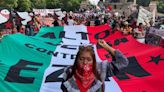 Organizaciones en apoyo al EZLN se concentran frente a Palacio Nacion