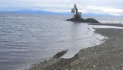 Maquinaria del Mop despeja desembocadura de río Canelo y permite entrada y salida de lanchas