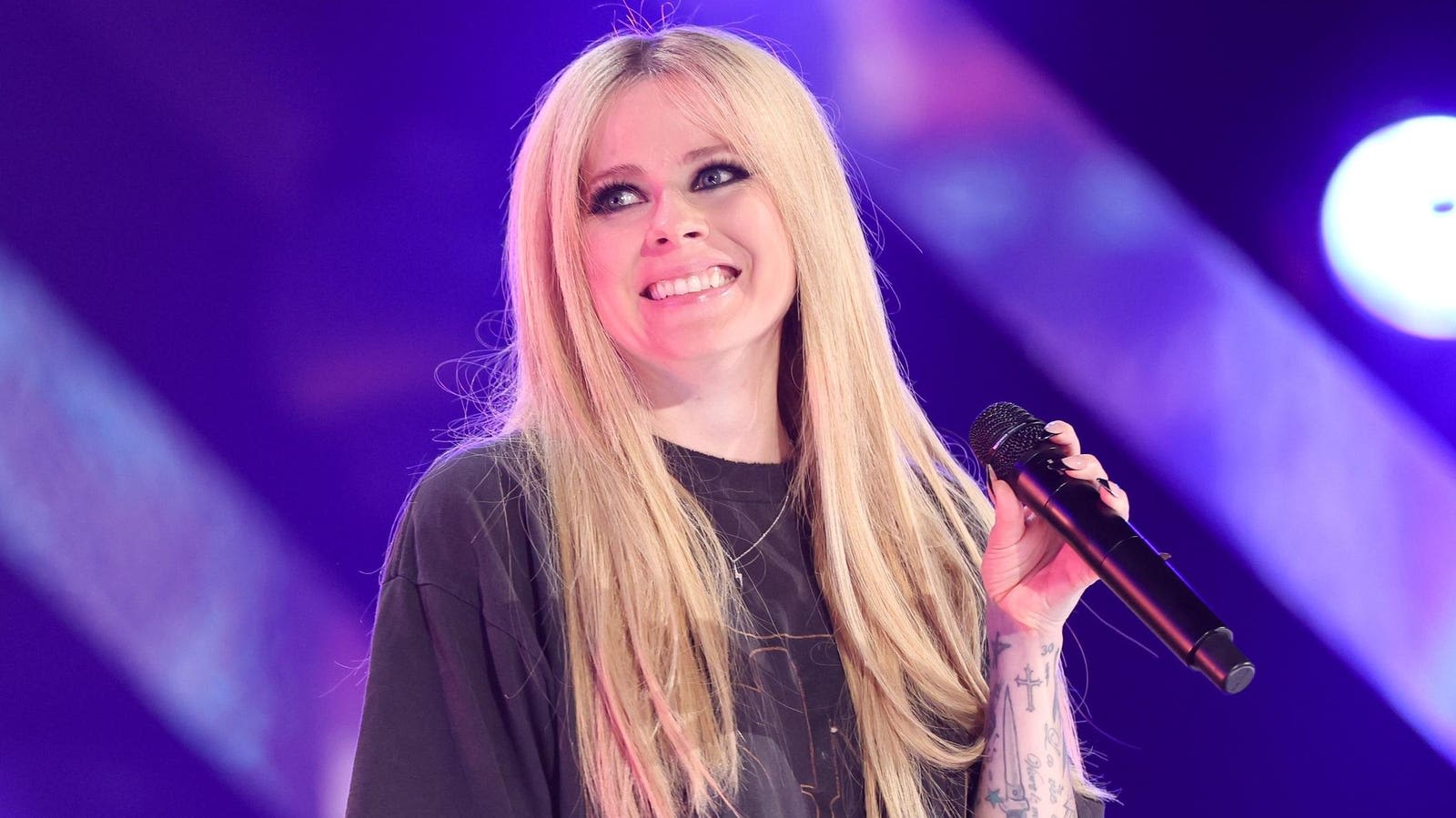 Avril Lavigne Clone Conspiracy Explained: Singer Laughs Off False Rumor—Here’s How It All Began