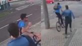 Repórter da Band é assaltado, derruba bandido de bicicleta e recupera celular