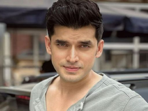 PIC: Kundali Bhagya actor Paras Kalnawat bumps into THIS Bollywood actor in gym; calls him 'God'