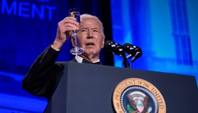Joe Biden celebra a la prensa en la Casa Blanca mientras cientos de manifestantes critican su apoyo a Israel - El Diario NY