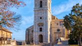 El precioso pueblo de apenas 70 habitantes que tiene una espectacular iglesia del siglo XIV