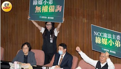 立院開議第一天 民眾黨團舉牌抗議閣揆、要翁柏宗出去