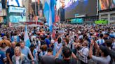 Nuevo banderazo argentino en Times Square en previa ante Canadá [Fotos] - El Diario NY