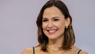 Jennifer Garner's Favorite "Moisturizing" Facial Cleanser Is $11 on Amazon