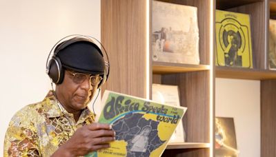 When El Anatsui Isn’t Busy Being One of Africa’s Biggest Artists, He’s Collecting Vinyl