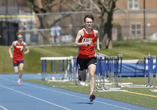Holliston girls claw their way atop Division 4 state relays without star Carmen Luisi; Wakefield boys roll past Burlington - The Boston Globe