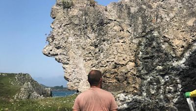 Eliminan un grafiti de las ruinas de la capilla de San Martín, en Celoriu (Llanes)