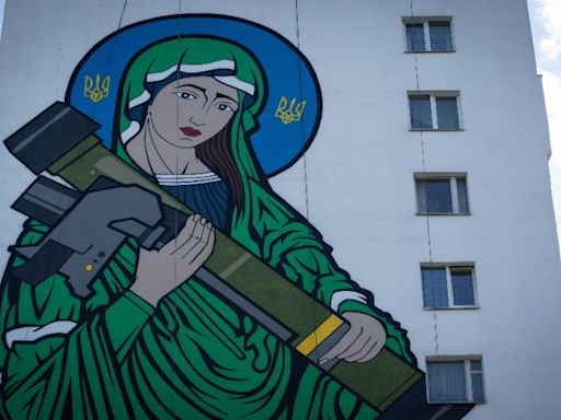 俄趁虛破防線.烏第二大城危 「標槍聖母」貼紙.募款援烏